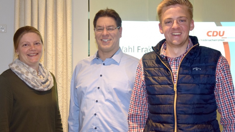 Bildunterschrift: Torsten Blanke (Bildmitte) führt die neue CDU-Fraktion im Rat der Gemeinde Kirchlinteln. Ihm zur Seite stehen Chatarina Luttmann und Steffen Lühning.