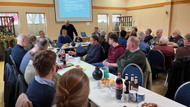 Zu einem Informationsaustausch trafen sich am Samstag, den 10. Februar gut 30 Landwirte mit Ratsmitgliedern aus allen vier Fraktionen. Auf dem Podium: Henning Müller (LsV), Holger Meier (Landvolk), Ratsvorsitzender Wilhelm Hogrefe und Bürgermeister Arne J Zu einem Informationsaustausch trafen sich am Samstag, den 10. Februar gut 30 Landwirte mit Ratsmitgliedern aus allen vier Fraktionen. Auf dem Podium: Henning Müller (LsV), Holger Meier (Landvolk), Ratsvorsitzender Wilhelm Hogrefe und Bürgermeister Arne J