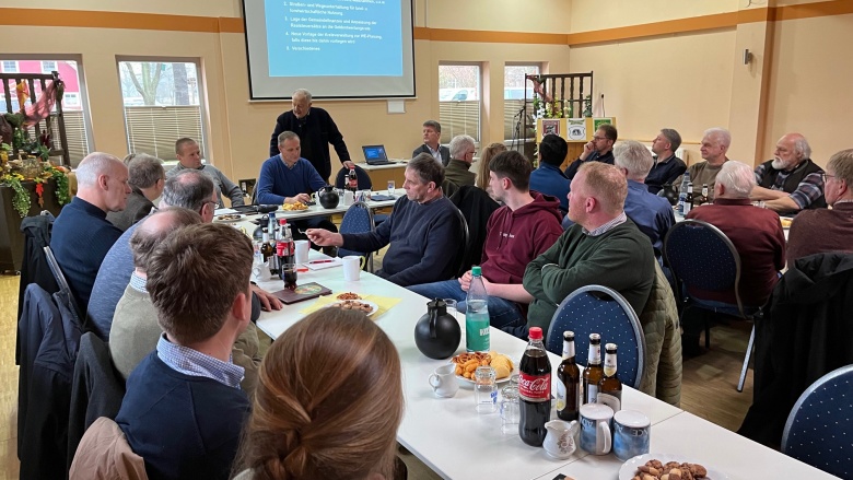 Zu einem Informationsaustausch trafen sich am Samstag, den 10. Februar gut 30 Landwirte mit Ratsmitgliedern aus allen vier Fraktionen. Auf dem Podium: Henning Müller (LsV), Holger Meier (Landvolk), Ratsvorsitzender Wilhelm Hogrefe und Bürgermeister Arne J